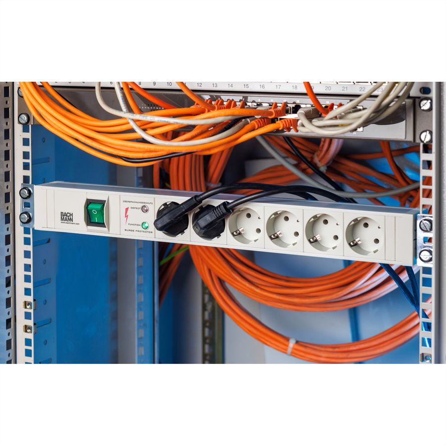 BACHMANN 19" PDU PVC 6xCEE7/3 switch
