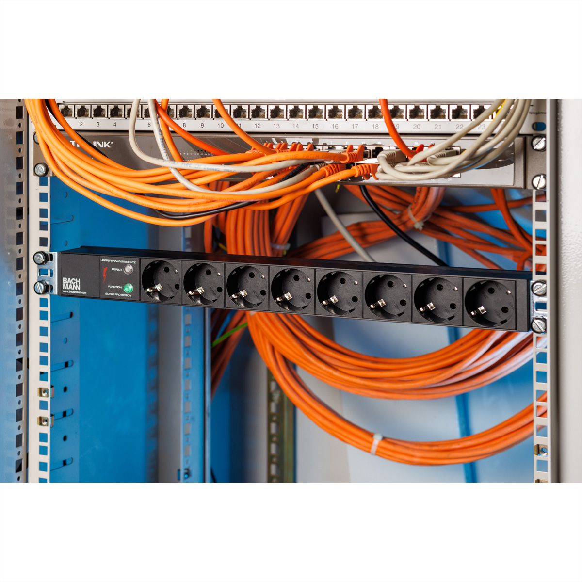 BACHMANN 19" socket strip 8-way with ÜS without switch, black