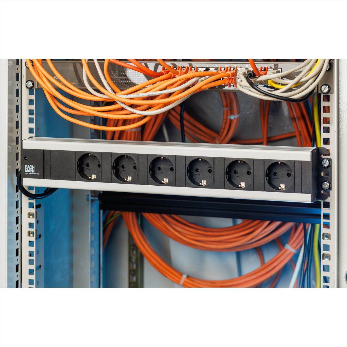 BACHMANN stekkerdoos 6x geaard contact, 19-inch rack-compatibel, 2 m