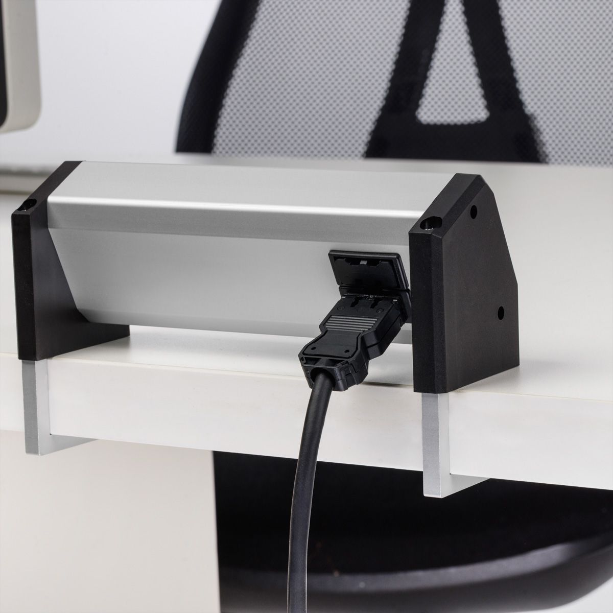 BACHMANN DESK stekkerdoos 3x geaard stopcontact