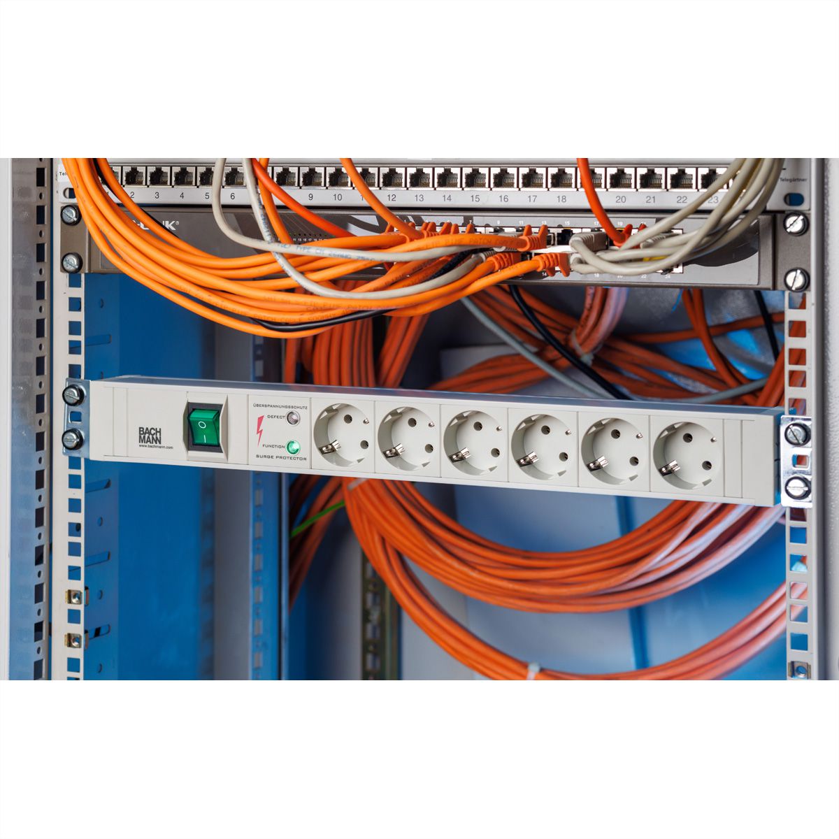 BACHMANN 19" PDU PVC 6xCEE7/3 switch