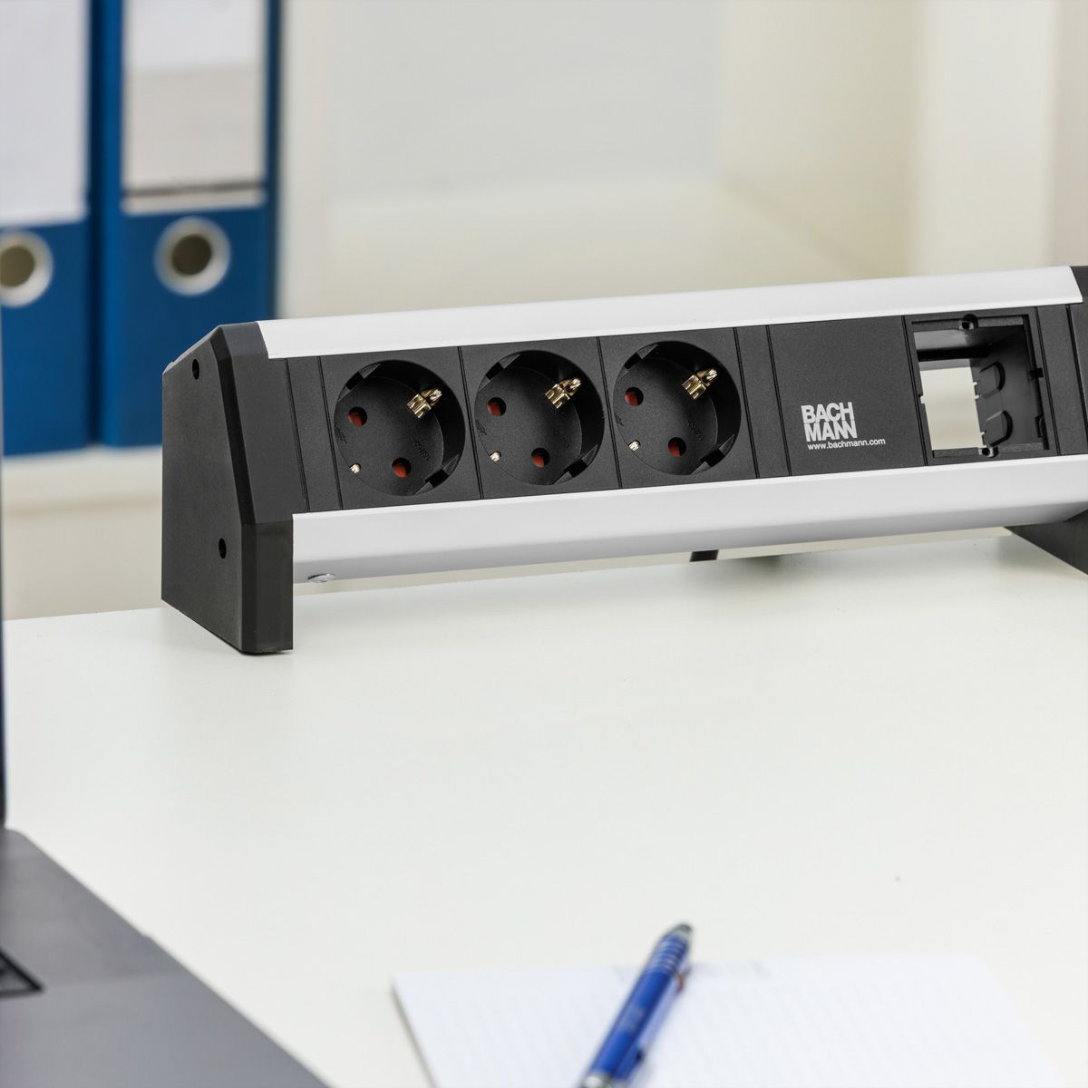 BACHMANN DESK 3x earthing contact 1x ABD GST18