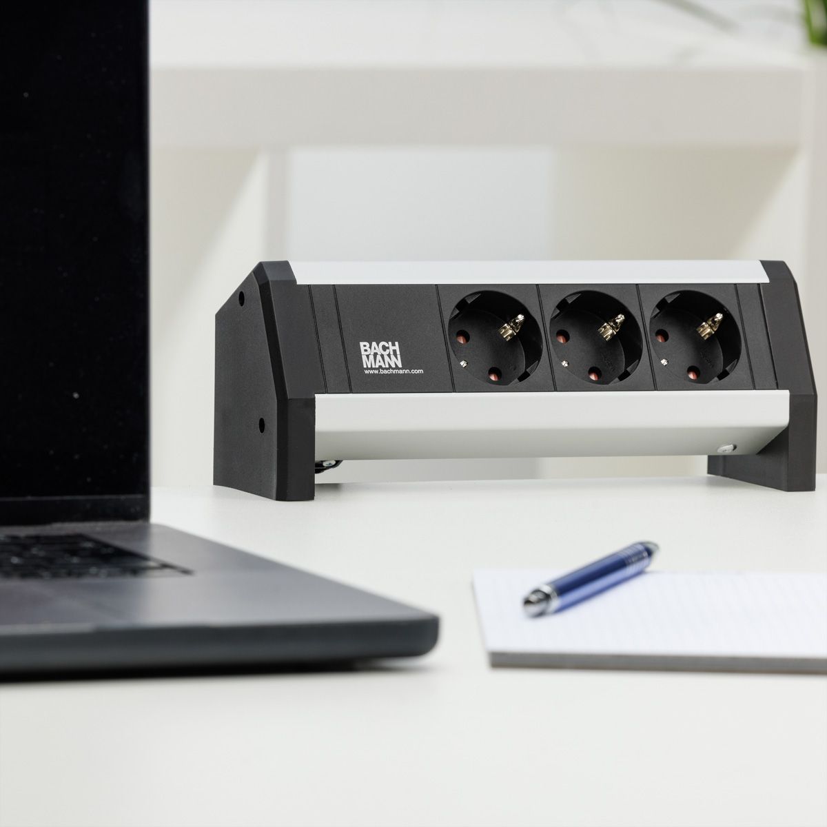 BACHMANN DESK stekkerdoos 3x geaard stopcontact