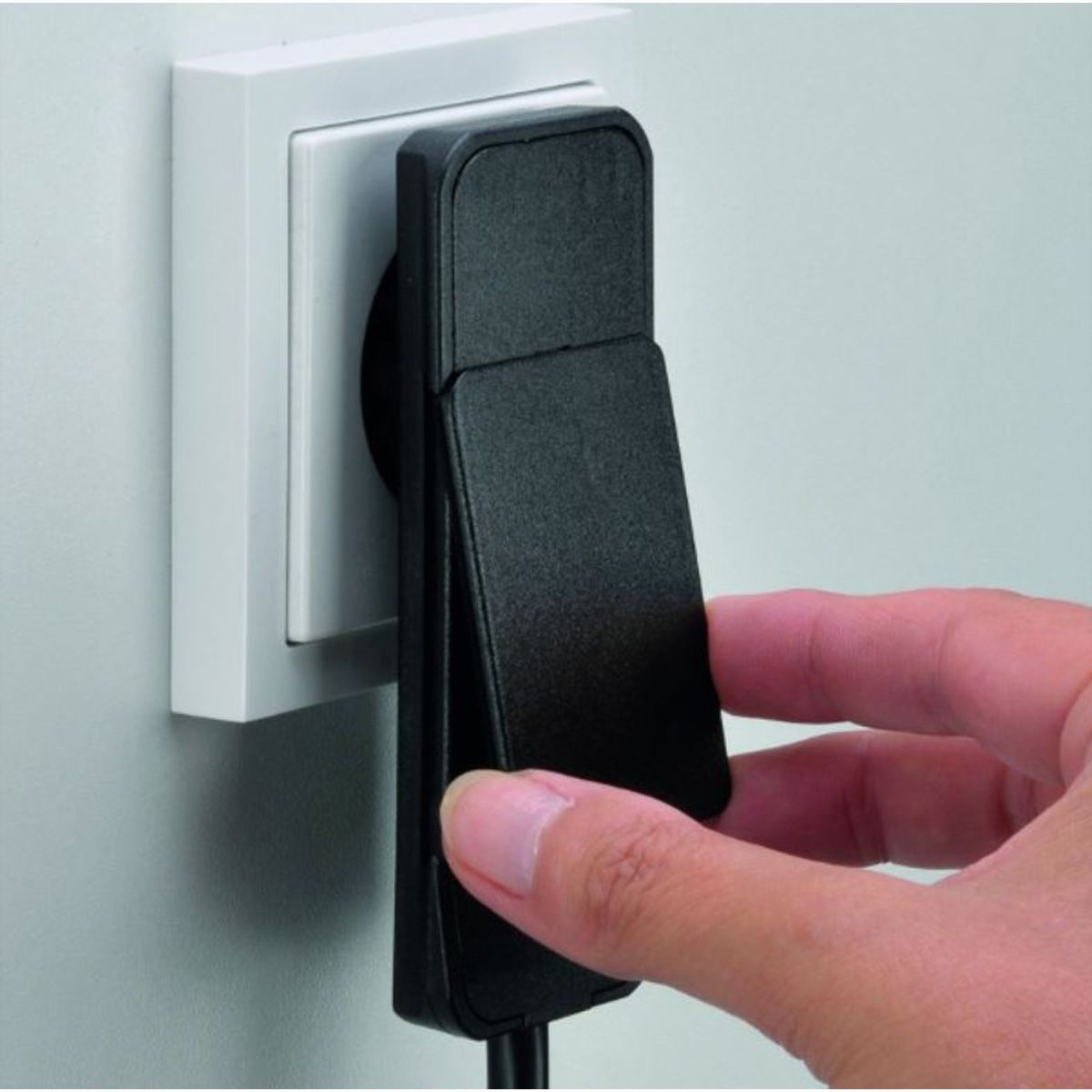 BACHMANN SMART PLUG earthing contact mounting plug, black