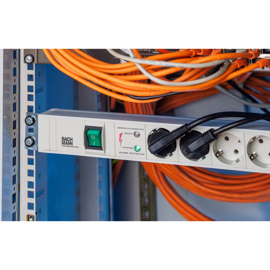 BACHMANN 19" PDU PVC 6xCEE7/3 switch