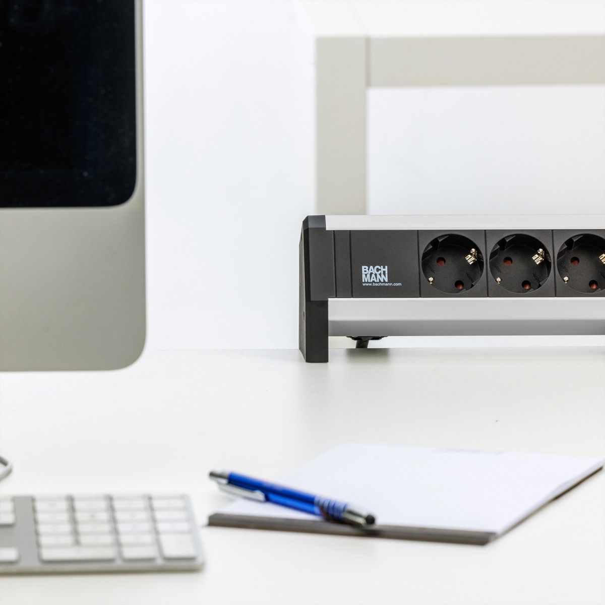 BACHMANN DESK stekkerdoos 3x geaard stopcontact