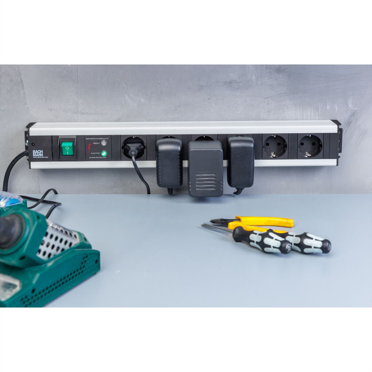 BACHMANN stekkerdoos 6x geaard contact, overspanningsbeveiliging, met schakelaar