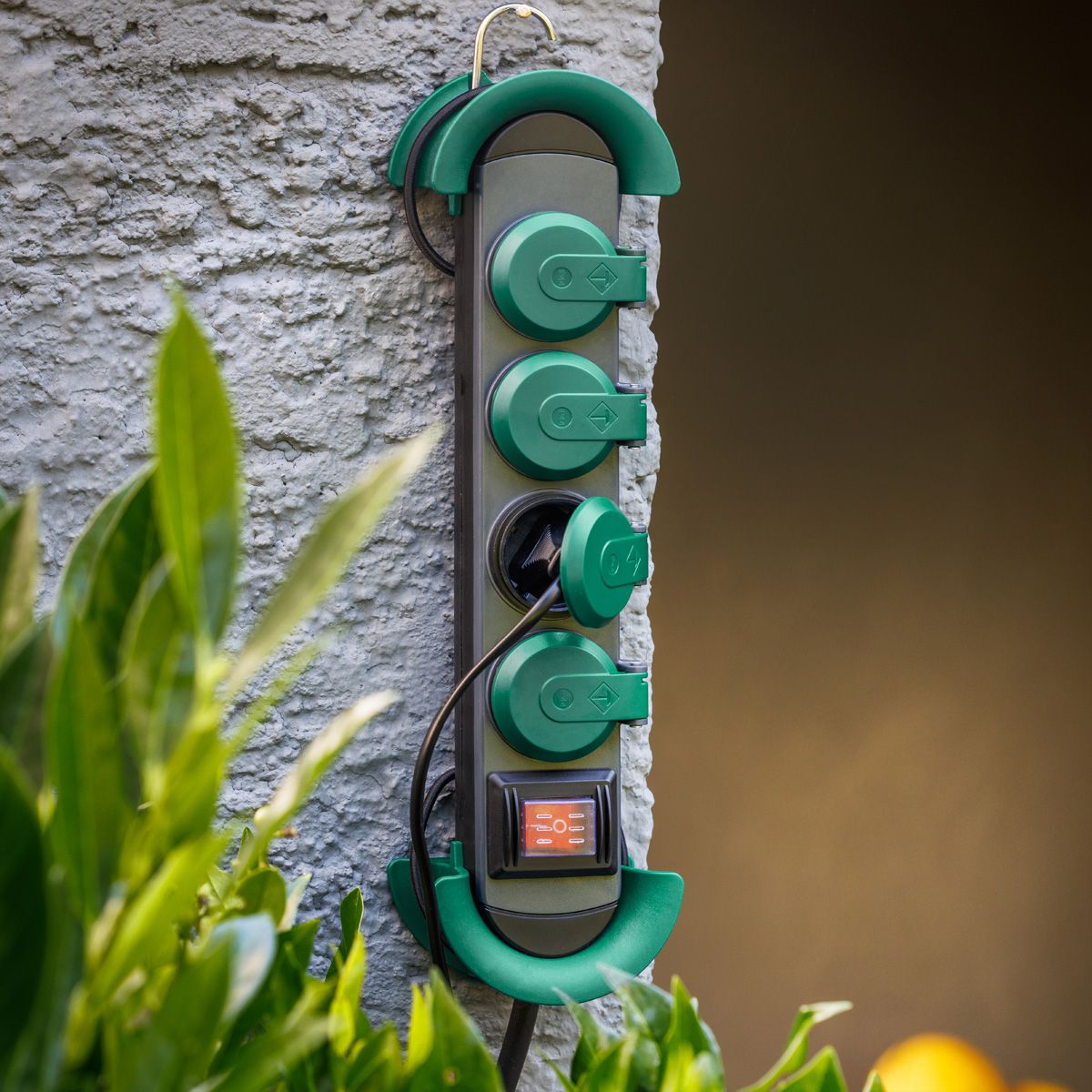 BACHMANN HOOK Outdoor 4x earthing contact, Plastic, with switch and hinged covers, IP44, 4 m